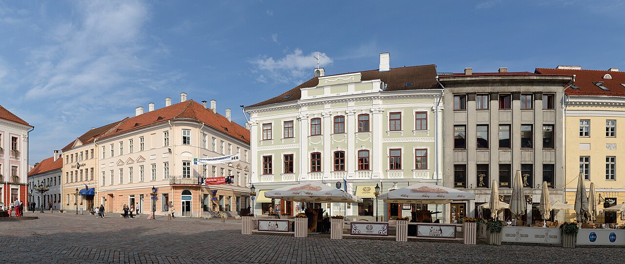 Tartu Raekoja plats värviliste hoonetega